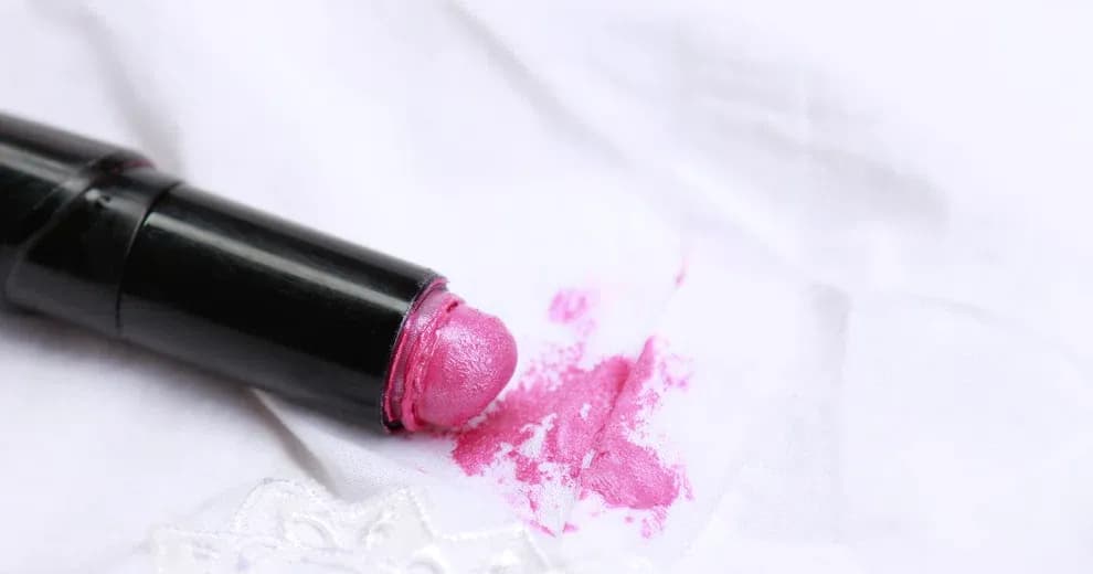 Skuteczne sposoby na to, czym usunąć szminkę z ubrania