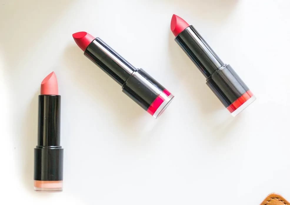 Czym się różni pomadka od szminki? Zaskakujące różnice i właściwości Czym się różni pomadka od szminki? Zaskakujące różnice i właściwości