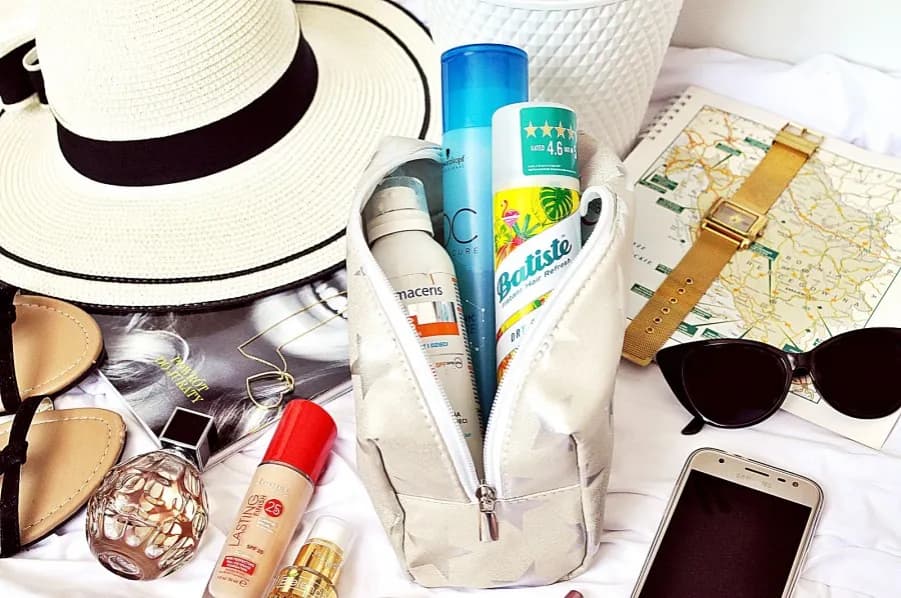 Jakie kosmetyki na wakacje wybrać, by uniknąć kłopotów?