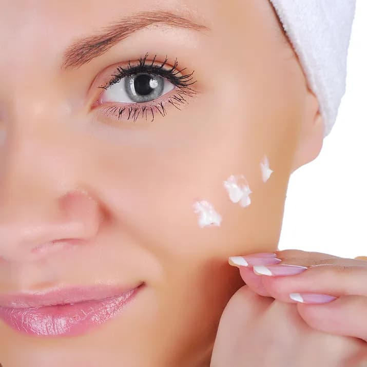 Czym nakładać krem BB, aby uzyskać idealny efekt makijażu?