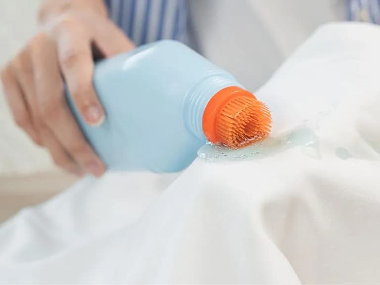 Skuteczne sposoby na usunięcie plam z korektora z tkanin