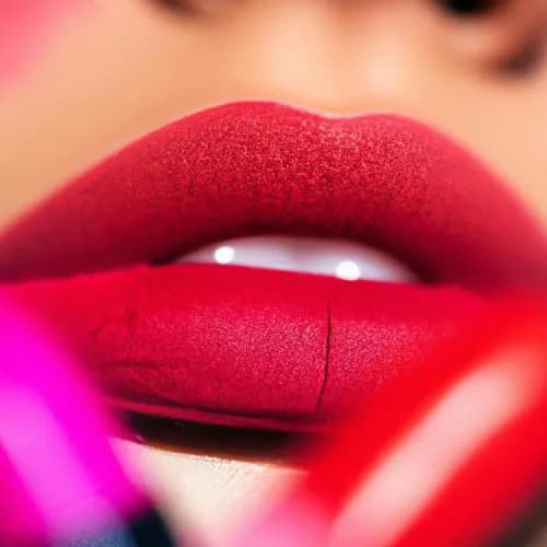 Jaki kolor szminki do wąskich ust, by optycznie je powiększyć?
