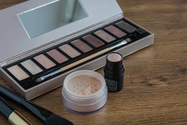 Korektor czy podkład najpierw? Odkryj najlepszą kolejność aplikacji