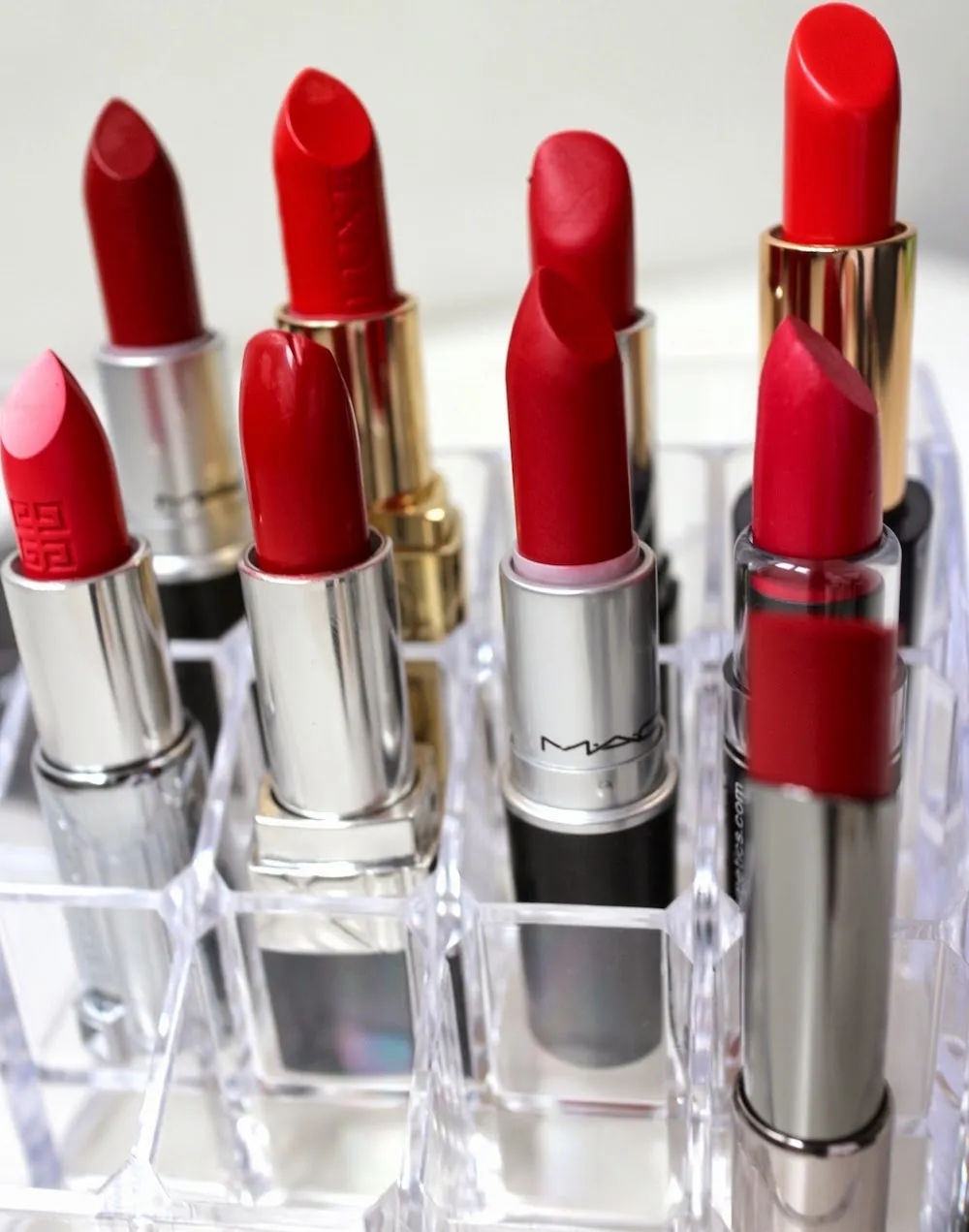 Czerwona szminka na co dzień: jak wybrać idealny odcień i styl