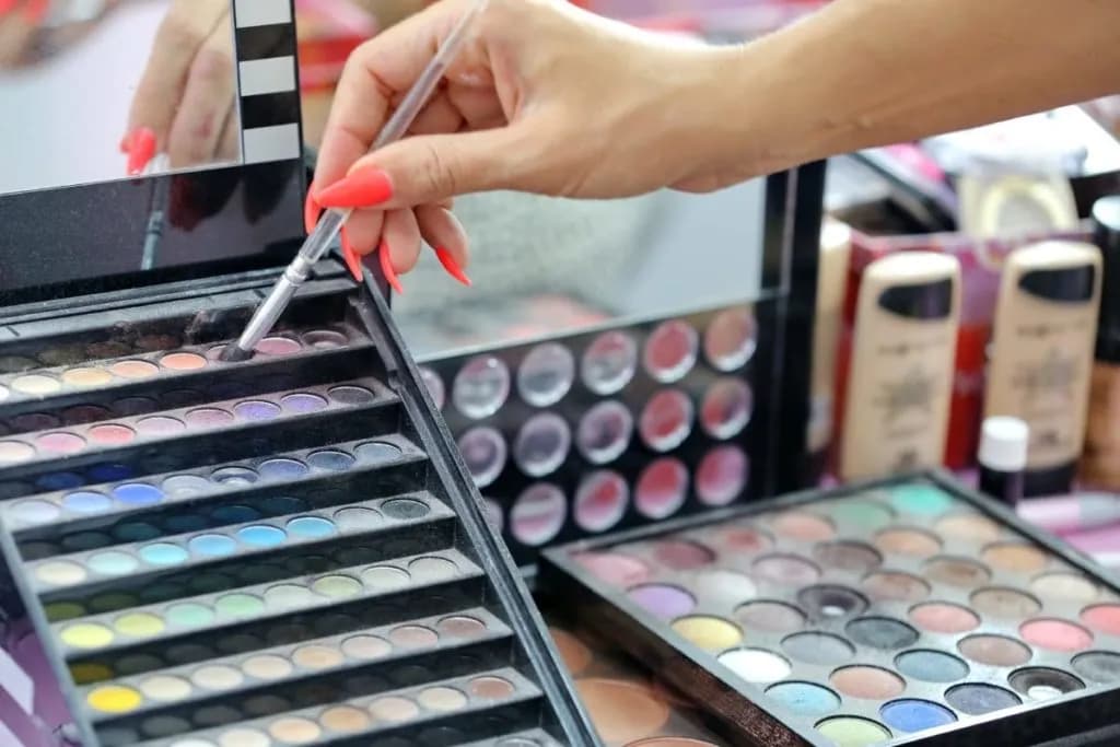 Gdzie wyrzucić stare kosmetyki? Uniknij błędów w ich utylizacji Gdzie wyrzucić stare kosmetyki? Uniknij błędów w ich utylizacji